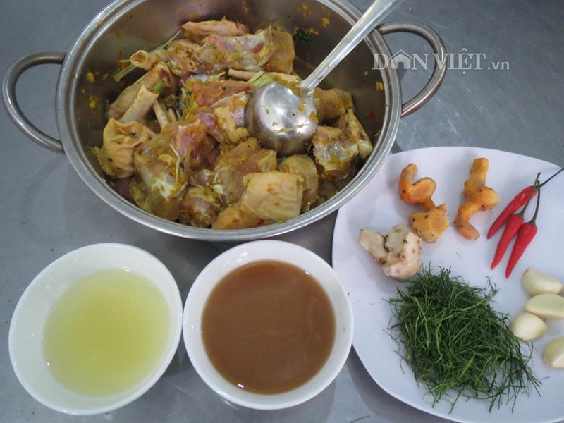 Thịt gà và các loài rau củ chuẩn bị cho món canh chua gà lá chúc.