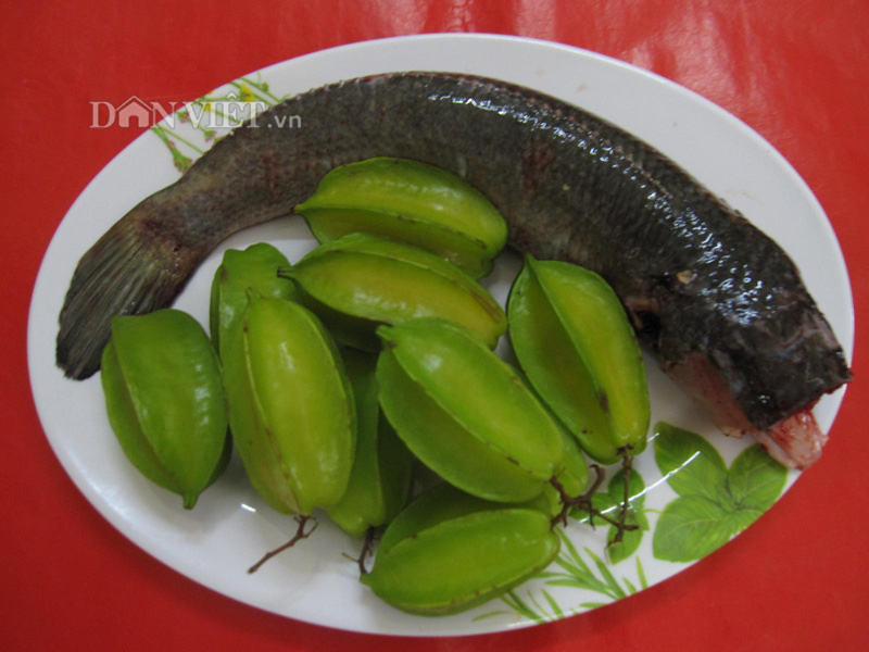 Nguyên liệu chính cho món cá lóc đồng kho khế. (Ảnh: BCT)