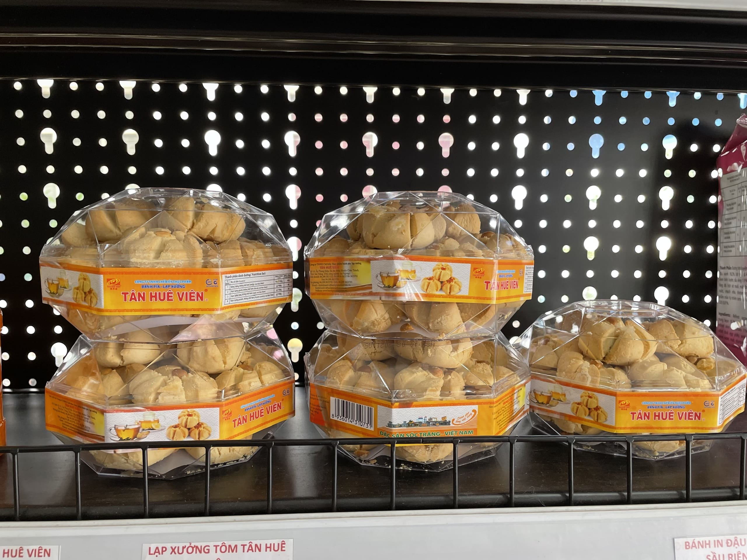 Bánh hạnh nhân Tân Huê Viên tại cửa hàng Đặc sản miền Tây